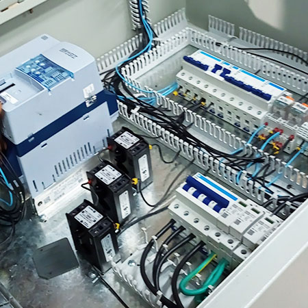 Tablero eléctrico para bomba de agua fabricado por ARMAR Industrial